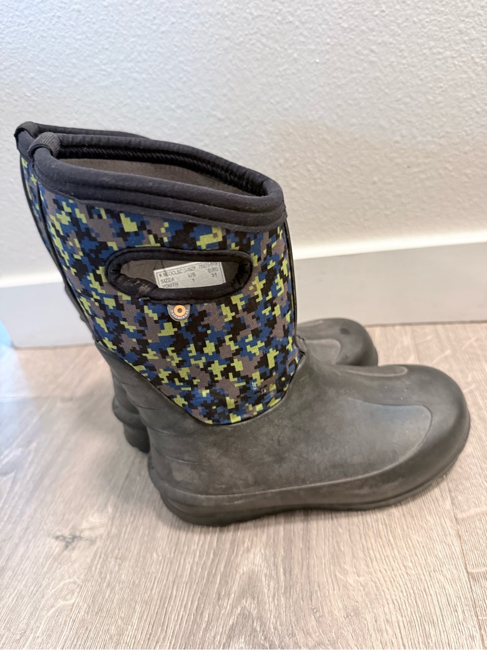 Bogs kids Waterproof Rain Boots in Black and Blue Camouflage - Picture 5 of 9